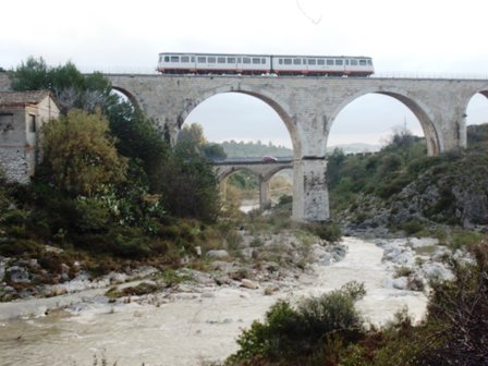 A L'ORATGE DE RTVV: fotografia del riu amb aigua i el tren