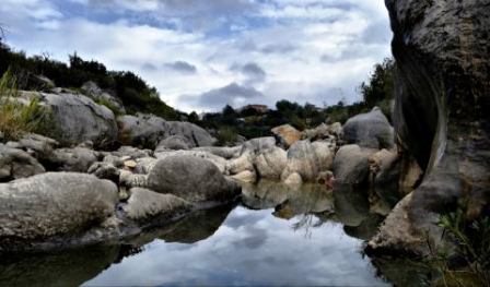 IMATGES CURIOSES: l'aigua del riu Gorgos es resistix a desaparèixer