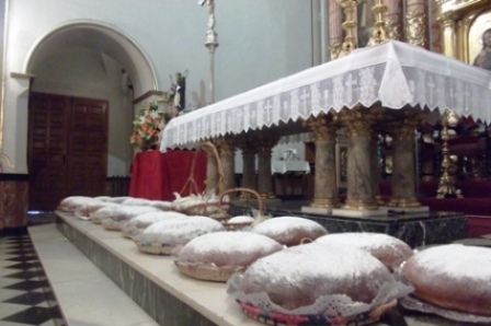IMATGE CURIOSA: els pans a l'altar major de l'església de Gata