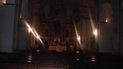 IMATGES CURIOSES: Quins reflexos dona la llum a l'església!!
