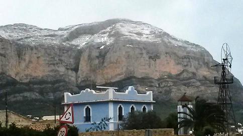 ALTRA IMATGE CURIOSA: la Casa Blava i darrere el Montgó nevat