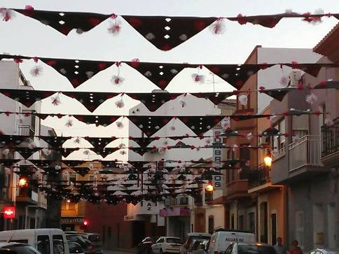 GATA, IMATGES DE FESTA: comencen a adornar carrers (Avda. la Pau)