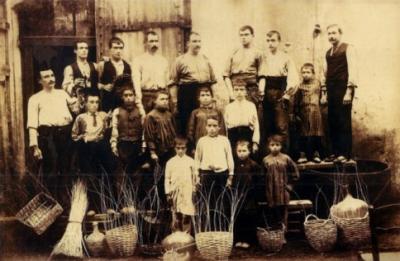 FOTOGRAFIES ANTIGUES (Gata en el record) -1805-, orígens artesans al poble (foto de 1900)