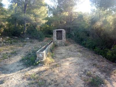 IMATGES CURIOSES: Muntanya, cisterneta i asbeurador (Foto: Miguel Serra Galdón)