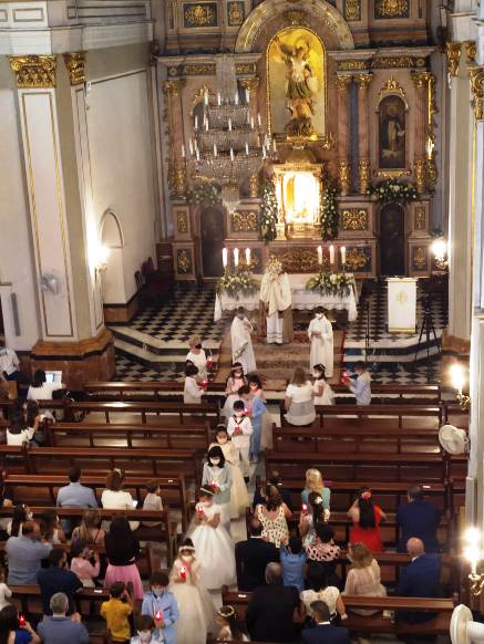 HUI 6 DE JUNY, SEGON CORPUS ANORMAL A GATA (COVID19). Processó claustral dins l'església amb els infants de Primera Comunió