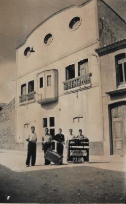 FOTOGRAFIES ANTIGUES...I D'ABANS, DE NO FA MASSA TEMPS (Gata en el record, foto nº 1890). Treballadors davant del cinema La Paz